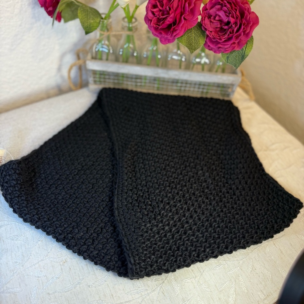 Collectioneighteen Infinity Loop Scarf Black Sweater‎ Material Knitted. 66"